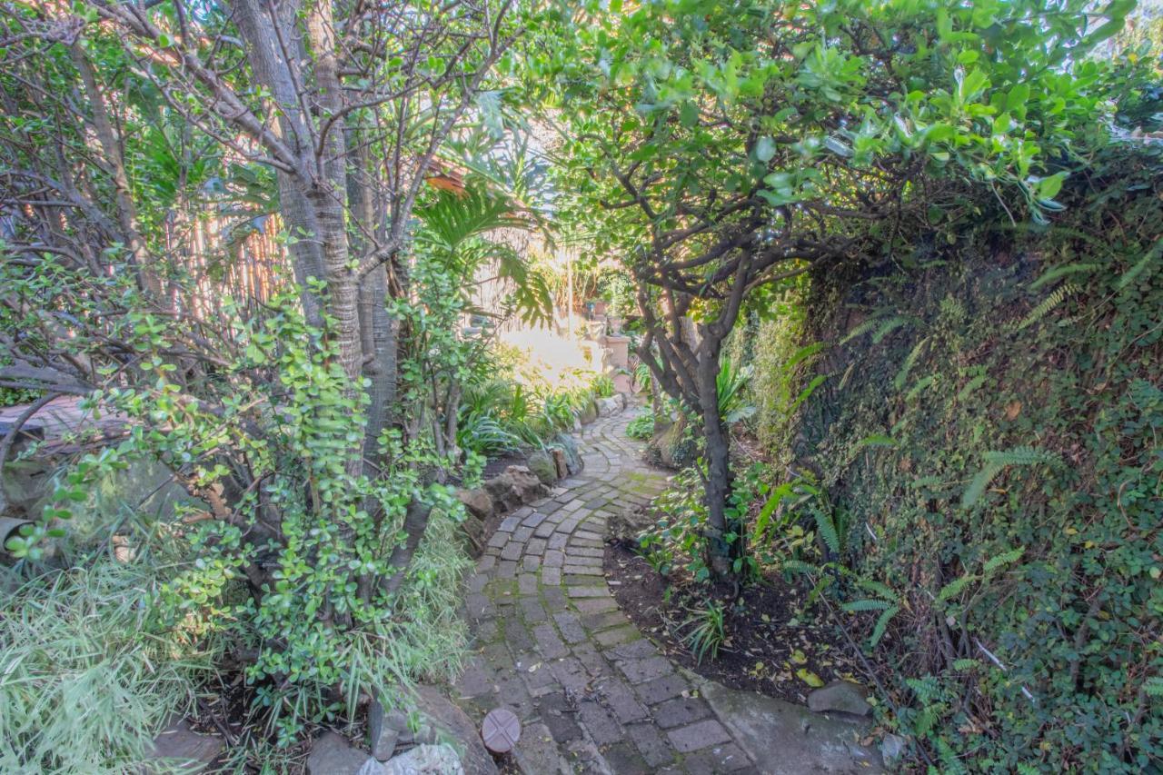 ホテル Charlie'S Spot - The Gardens ヨハネスブルグ エクステリア 写真